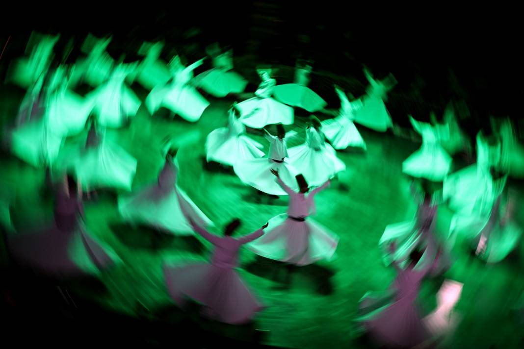 Mevlana Konya'da  11 gün boyunca sema ile anılacak, binlerce turist takip edecek 13